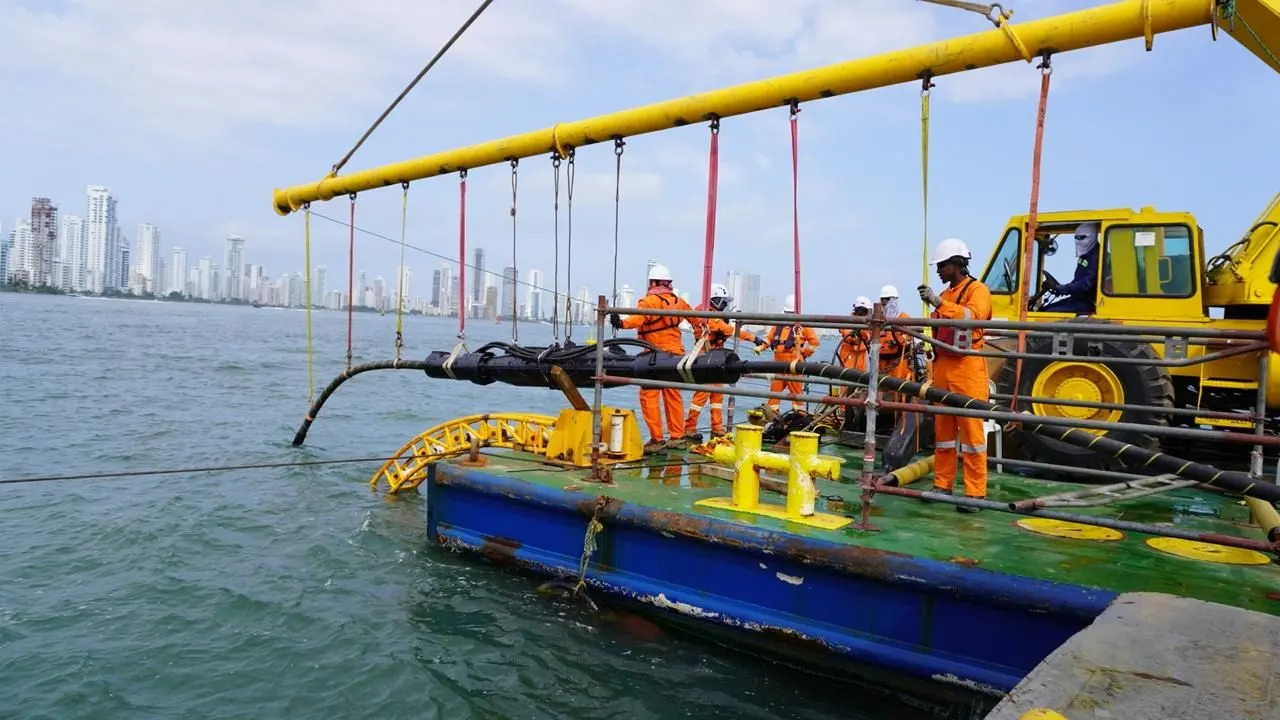 Equipo de Traner en el tendido de un cable submarino