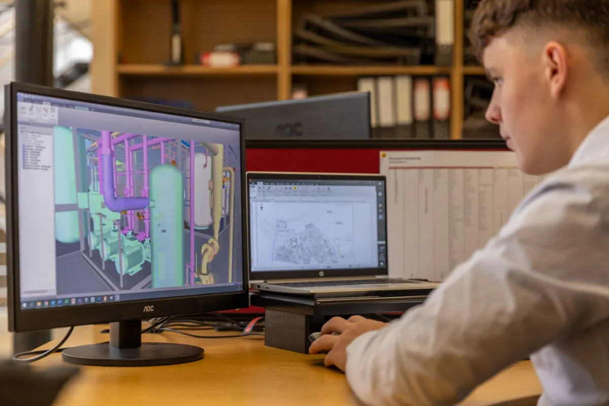 Ingeniero diseñando un sistema de cables en software CAD